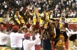 Los españoles El Cid y Román, y el colombiano Hernández salieron en hombros de la plaza de toros de Manizales. Foto: elmundo.es Tarde de toros Manizales, encaste, toros bravos, salida en hombros, despedida de El Cid, alternativa a Hernández, temporada taurina de Manizales, noticias de ganadería colombiana, CONtexto ganadero