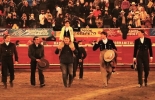 Marco Pérez a hombros de César Rincón. Foto: Camilo Díaz Toros, toros de lidia, Manizales, 7 de enero 2022, Plaza Monumental, Ernesto Gutiérrez, El Juli, Emilio de Justo, José Arcila, Juan Ortega, David Martínez, Roca Rey, Marco Pérez, Marco Pérez salió a hombros de César Rincón, CONtexto ganadero