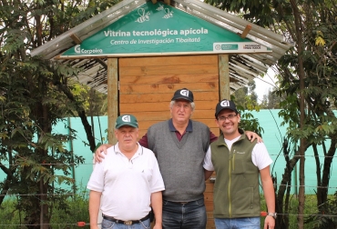 Este grupo de la Corporación trabaja en varios frentes. Foto: Corpoica. vitrinas apícolas en colombia