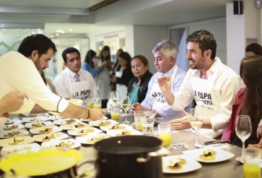 El chef Federico Martínez con Juan Pablo Pineda, representante del Ministerio durante el lanzamiento de la campaña ‘La papa tienen lo suyo’. Foto: Cortesía. fedepapa consumo papa colombia campaña