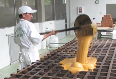 Entre los problemas que el sector tiene es el riesgo del derrite de azúcar como consecuencia de importaciones con bajo arancel. Foto: areadeturismorural.files.wordpress.com. Producción de panela Colombia