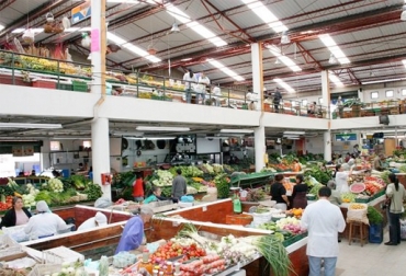 La intermediación genera que en Boyacá el precio de los alimentos aumente entre un 30 % y 35 %. Foto: @IPESBogota. Venta frutas y hortalizas plaza de mercado