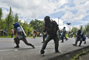 Los transportistas de carga se unen a la protesta comenzada el lunes pasado por la Cumbre Agraria. Foto: AFP. camioneros colombia, camioneros colombia noticias, paro camioneros colombia, camioneros colombia cifras pérdidas, CONtexto ganadero