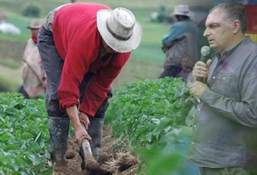 La diferencia entre la gestión del actual ministro no dista mucho de la de sus antecesores. Foto: www.minagricultura.gov.co / dernegocios.uexternado.edu.co. Aurelio Iragorri Valencia, Aurelio Iragorri Valencia minagricultura, noticias Aurelio Iragorri Valencia, Aurelio Iragorri Valencia ganadería