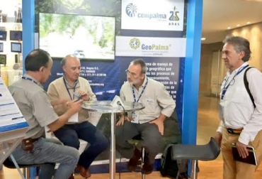 Obregón Esguerra y Sanz Scovino (fondo), dieron a conocer algunas novedades del sector palmero. Foto: @LaPalmaEsVida. palma, aceite de palma, aceite de palma en colombia, producción de palma, cuidado del agua en los cultivos de palma, producción de palma amigable con el ambiente, plantas nativas en los cultivos de palma, cenipalma, José María Obregón Esguerra, José Ignacio Sanz Scovino