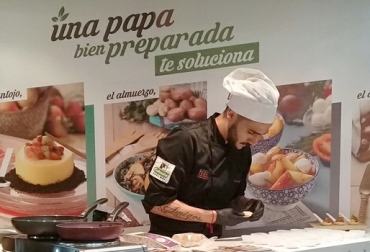 El chef de Fedepapa, Nicolás Mosquera, preparaba las degustaciones para los asistentes al stand en Agroexpo 2017. Foto: @FedepapaOficial Una papa bien preparada, producción de papa, Campaña fomento consumo papa Fedepapa, Fedepapa, Fedepapa Agroexpo 2017, ganadería colombia, CONtexto ganadero
