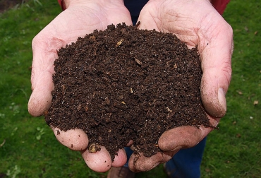 El compost es viable económicamente y ayuda a los productores a mejorar tanto el rendimiento de sus suelos como sus ingresos. Foto: Agencia de Noticias UN. Produzca su propio compost a bajo costo, elementos fertilizantes, Compost, fertilizantes minerales, Organización de las Naciones Unidas para la Alimentación y la Agricultura, FAO, materia orgánica, condiciones aeróbicas, restos de poda, de cosecha, de post-cosecha, estiércol, Pasto, fruta caída, fitotoxicidad, bloqueo biológico del nitrógeno, hambre de nitrógeno, reducción de oxígeno radicular, exceso de amonio, nitratos en las plantas, contaminación de fuentes de agua, Material compostable, Materiales comp