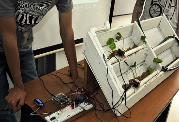 El sistema de riego eficiente tiene un costo aproximado de $200 mil. Foto: Agencia de Noticias UN. ganadería, ganadería colombia, noticias ganaderas, noticias ganaderas colombia, contexto ganadero, Juan David Pulido, de Ingeniería Electrónica, Juan David Ramírez y Alejandro Moreno, de Ingeniería Eléctrica, agricultura irrigada, salinización del suelo, erosión hídrica