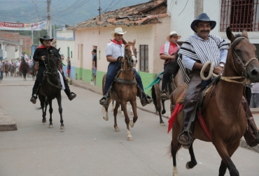 La cabalgata es uno de los eventos más tradicionales de la feria. Foto: Gobernación de Santander. Ganadería, ganadería colombia, noticias ganaderas, noticias ganaderas colombia, CONtexto ganadero, influenza, influenza equina, influenza equina en santander, Gobernación de Santader, ICA, ica colombia, exposición equina, Bonita de Bucaramanga, Centro de Eventos y Exposiciones de Bucaramanga, cenfer, Feria Ganadera de Santander, secretario de Agricultura de Santander, Javier Sarmiento, Federación Nacional de Asociaciones Equinas, Fedequinas, Valle del Cauca