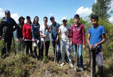 2.500 árboles nativos fueron sembrados por los jóvenes que participaron en el proyecto. Foto: Gobernación de Boyacá. Ganadería, ganadería colombia, noticias ganaderas, noticias ganaderas colombia, CONtexto ganadero, Dirección de Juventudes, Secretaría de Participación y Democracia de Boyacá, Reto Siembra Sumercé’, #BatallaContraLaDeforestación, Labranza Grande, Tunja, Firavitoba, Paipa, Tota, Briceño, Pisba, Socotá, Tunugua, Covarachía, Duitama, Muzo, Samacá, Soata, La Victoria, Boyacá – Boyacá, Chita, Nuevo Colón, Rondón, Saboyá, Caldas, Quípama, Santa Sofía, Arcabuco, Viracachá, Ventaquemada, Sutamarchan, Tibasosa, Gáme