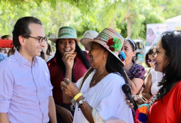 El ministro de Agricultura pretende acortar la brecha que hay entre hombres y mujeres del campo. Foto: Minagricultura. mujer rural, mujer rural colombia, día de la mujer rural, ministerio de agricultura, ministro de agricultura, andrés valencia pinzón, ganadería, ganadería colombia, noticias ganaderas, noticias ganaderas colombia, contexto ganadero