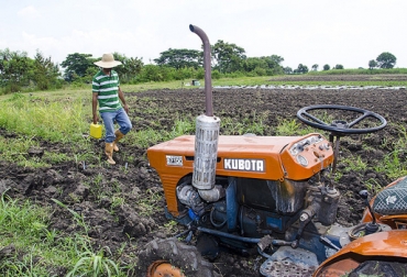 La máquina pone entonces a girar el recipiente a una velocidad específica según el tipo de suelo, y aplica agua de manera homogénea. Foto: Agencia de Noticias UN. ganadería, ganadería colombia, noticias ganaderas, noticias ganaderas colombia, contexto ganadero, suelos, cuidado de los suelos, universidad nacional, agencia de noticias un, Superintendencia de Industria y Comercio, Raúl Madriñán Molina, José Manuel Ramírez Ramírez, universidad nacional sede Palmira, humedad que debe tener el suelo, arado, rastrillado,