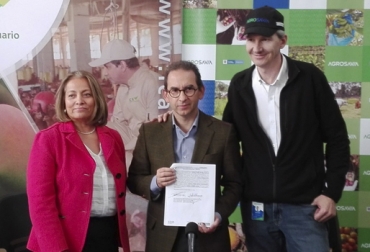 El convenio fue firmado por la gerente general del ICA, Deyanira Barrero (izq.), y el director de Agrosavia, Juan Lucas Restrepo (der.), en presencia del ministro de Agricultura, Andrés Valencia (centro). Foto: ICA ICA Agrosavia, Convenio ICA Agrosavia, Convenio ICA Agrosavia 2018, convenio sanidad inocuidad campo colombiano, alianza estratégica ICA Agrosavia, Instituto Colombiano Agropecuario, Corporación Colombiana de Investigación Agropecuaria, Ministerio de Agricultura y Desarrollo Rural, Ministro de Agricultura, ganaderos Colombia, noticias ganaderas Colombia, CONtexto ganadero