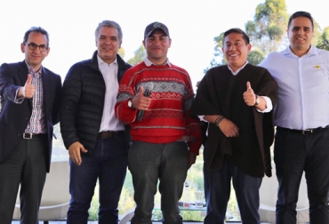 En el lanzamiento de la estrategia estuvieron (en su orden de izq. a der.) el ministro de Agricultura Andrés Valencia, el presidente Iván Duque, el productor de papa Alexander Espinosa, el gobernador de Boyacá Carlos Amaya y Jorge Vallejo del grupo Éxito. Foto: Cortesía Agricultura por contrato, cosecha venda a la fija, venta de productos agrícolas, campesinos de Colombia, productores agrícolas de Colombia, estrategia ministerio de agricultura 2018, estrategia ministerio de agricultura Andrés valencia, estrategia agricultura presidente iván duque, créditos para sector agropecuario, seguros sector agropecuario, comercialización sector agropecuario, sector agrícola, CONtexto ganadero, ganaderos Colombia, noticias ganaderas Colombia