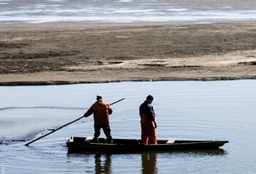 Las emisiones de dióxido de carbono se ven absorbidas en gran parte por los ecosistemas acuáticos, lo cual está provocando cambios sustanciales en esos entornos y está afectando los importantes servicios ecológicos que prestan. Foto: FAO. agricultura climáticamente inteligente. 2018 FAO, cambio climático, pesca, recursos pesqueros, el cambio climático está afectando la abundancia y la distribución de los recursos pesqueros, dióxido de carbono. efectos del cambio climático, contexto ganadero, noticias ganaderas, vacas, agricultura, pesca