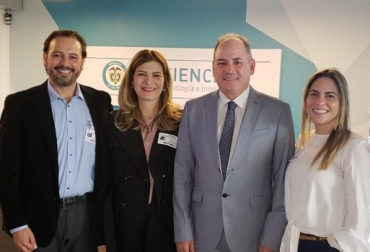 Hernán Mauricio Romero, Director de Investigación de Cenipalma, Patricia Díaz Hamburger, Delegada gremial de Fedepalma para la Zona Norte, Franco Ovalle Angarita, Gobernador del César, y Katiana González Planeación Gobernación del César. Foto: Fedepalma Colombia, sector palmicultor, Fedepalma, Cenipalma, Gobernación del Cesar, Palmeros le apuestan a la tecnología para hacer frente a la variabilidad climática, proyecto: “Desarrollo de un sistema integrado de manejo agronómico para el cultivo de la palma como respuesta a los efectos de la variabilidad climática en el departamento del Cesar”, contexto ganadero, noticias ganaderas, agricultura, palma de aceite