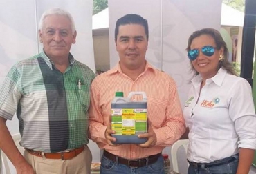 El producto es hecho a base de vinagres de uva, cacao, café, levaduras y sales minerales. Foto: La Voz de la Región. Ganadería, ganadería colombia, noticias ganaderas, noticias ganaderas colombia, CONtexto ganadero, herbicida, herbicida orgánico, herbicidas orgánicos, producción de herbicidas, Huila, la voz de la región, jorge alberto reina obando, Agroindustrial Reina, empresas del huila