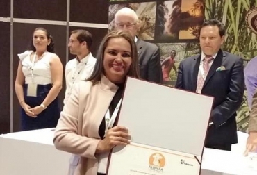 Tivisay Torrado Castellanos, ganadora del Premio a la Mujer Palmera Campesina 2019, durante el acto de entrega de este reconocimiento en el marco del Congreso Nacional de Cultivadores de Palma de Aceite, en su versión 47, en Bogotá. Foto: Fedepalma Colombia, palma de aceite, mujer palmera, Tivisay Torrado Castellanos, Fedepalma, Jens Mesa Dishington, Presidente Ejecutivo de Fedepalma, CONtexto ganadero, noticias agropecuarias