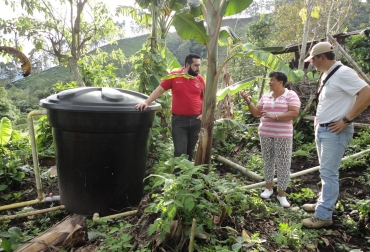 Con la implementación de los tanques tina se reduce a 5 lt de agua por cada kilo de pergamino seco. Foto: bcnoticias.com.co. Ganadería, ganadería colombia, noticias ganaderas, noticias ganaderas colombia, CONtexto ganadero, Café, café santander, producción de café, cafe colombia, Corpocaldas, café ecológico, sistema agroforestal caldas, Fundación Local Partners, Aguadas, Filadelfia, Marmato, Pácora, Ríosucio, Salamina, Supía