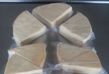 El proceso se adelantó con queso cuajada y holandés. Foto: Fernando Arenas. ganadería, ganadería colombia, noticias ganaderas, noticias ganaderas colombia, contexto ganadero, patentes, patentes en colombia, Universidad Nacional sede Medellín, Bastille LLC , fórmula de preparación y el sabor de diferentes tipos de queso, Fernando Arenas, profesor catedrático de la asignatura Transformación de Frutas y Hortalizas de la Universidad Nacional sede Medellín, José Víctor Higuera Marín, profesor del Departamento de Ingeniería Agrícola y Alimentos de la Facultad de Ciencias Agrarias de la U