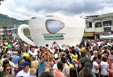 1.554 personas degustaron café de 3 tipos, contenidos en la taza de café más grande del mundo, con más de 22 mil litros. Foto: Gobernación de Caldas. Ganadería, ganadería colombia, noticias ganaderas, noticias ganaderas colombia, CONtexto ganadero, Guinness Records en materia de café, La Taza de Café más grande del mundo, mayor número de personas degustando café, Chinchiná, records mundiales, Gobernación de Caldas, Guido Echeverri Piedrahita, alcalde de Chinchiná, Sergio López Arias, 1.554 personas degustaron café, 22 mil litros,