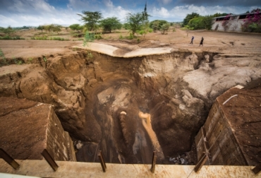 La erosión del suelo puede aumentar la frecuencia e intensidad de los desastres naturales, como deslizamientos de tierra e inundaciones. Foto: Carey Marks - FAO. Ganadería, ganadería colombia, noticias ganaderas, noticias ganaderas colombia, CONtexto ganadero, suelos, calidad del suelo, enmienda del suelo, erosión, suelos erosionados, FAO, alimentación