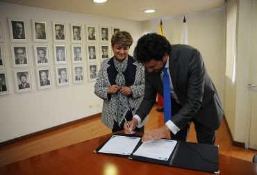 La profesora Dolly Montoya Castaño, rectora de la UNAL, y Jorge Mario Díaz, director de Agrosavia, firmaron el convenio entre las dos instituciones. Foto: Nicolás Bojacá – Unimedios. ganadería, ganadería colombia, noticias ganaderas, noticias ganaderas colombia, contexto ganadero, Universidad Nacional, Corporación Colombiana de Investigación Agropecuaria, Agrosavia, Dolly Montoya Castaño, director de Agrosavia, Jorge Mario Díaz, rectora de la UNAL, Sistema Nacional de Innovación Agropecuaria, SNIA, Ciencias Agrarias y Medicina Veterinaria y de Zootecnia, Luis Gabriel Quintero, decano de la Facultad de Medicina Veterinaria y de Zootecnia de la UNAL,