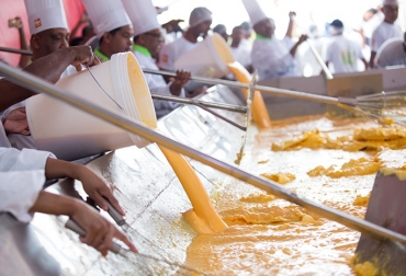 El récord está en manos de Mauricio, un país africano en donde se prepararon 35 mil huevos. Foto: guinnessworldrecords.com. ganadería, ganadería colombia, noticias ganaderas, noticias ganaderas colombia, contexto ganadero, día internacional del huevo, huevo colombia, fenavi, récord guinness huevo revuelto, scrambeld eggs record, fenavi colombia, fundación gratitud, soacha, cazucá, sena, sena colombia,