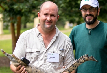 Camilo Manrique (izq.) es un ganadero y experto en palmicultura que dirige la finca Corosito con prácticas sostenibles y amigables con el medio ambiente. Foto: Cortesía Inversiones la Palmera Corosito, Camilo Manrique, producción de palma, cultivo de palma, aceite de palma, aceite de palma colombia, aceite de palma beneficios, ventajas del aceite de palma, cifras del aceite de palma, Noticias sobre aceite de palma, cultivo palma sostenible, finca sostenible, CONtexto ganadero, ganaderos Colombia, noticias ganaderas Colombia