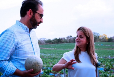 El acuerdo fue suscrito entre el ministro de Agricultura, Andrés Valencia y la gobernadora del Atlántico, Elsa Noguera. Foto: Gobernación del Atlántico. Ganadería, ganadería colombia, noticias ganaderas, noticias ganaderas colombia, CONtexto ganadero, Ministerio de Agricultura, Gobernación del Atlántico, Elsa Noguera, HLB, HLB de los cítricos, enfermedad de los cítricos, plaga de los cítricos, ICA, ica colombia, Asohofrucol, asohofrucol colombia