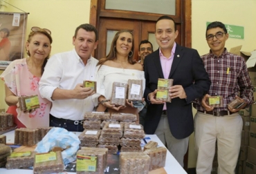 Han sido 286 trabajadores de asociaciones los que han obtenido empleo extra por producir panela. Foto: fedepanela.org.co Ganadería, ganadería colombia, Ganadería colombiana, CONtexto ganadero, noticias ganaderas, noticias ganaderas colombia, panela, consumo panela, precios panela, panelaton, activaciones consumo panela, ventas panela, agricultores, ganaderos, ganaderos colombia