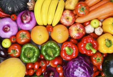 Los expertos recomiendan consumir una fruta y verdura de cada color todos los días. Foto: freepik.es/fotos/comida creada por onlyyouqj Conozca los beneficios de las frutas y las verduras según su color, colores de las frutas y las verduras, sistema inmunológico, cardiovascular, digestivo, enfermedades neurodegenerativas, coronavirus, coronavirus Colombia, COVID-19, cuarentena, Ganadería, ganadería colombia, noticias ganaderas, noticias ganaderas colombia, CONtexto ganadero
