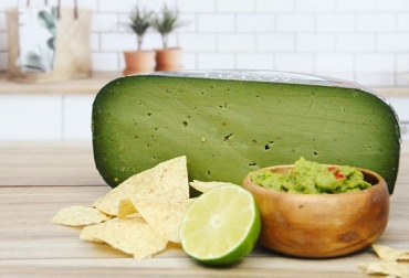 En el mercado se consigue un queso holandés con guacamole, una mezcla de mucho sabor. Foto: originalguacamolecheese en IG. Ganadería, ganadería colombia, noticias ganaderas, noticias ganaderas colombia, CONtexto ganadero, queso con aguacate, aguacate hass y queso, queso a base de aguacate hass, aguacate con queso, consumo de queso, Quesos en Colombia, aguacate hass en colombia, consumo de aguacate hass, derivados lácteos, agencia de noticias UN, universidad nacional, Rosa Nidia Aguirre Castillo