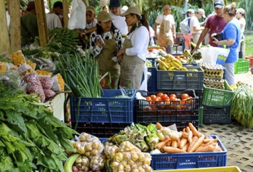 A raíz de la cuarentena por la COVID-19 los productores han debido buscar alternativas de comercialización como los mercados campesinos o las ventas por internet. Foto: vivirenelpoblado.com sector agropecuario, productores, Mercados campesinos, ventas a domicilio, ventas por internet, agricultura campesina, circuitos cortos de abastecimiento, insumos, logística, Pandemia, Ganadería, ganadería colombia, noticias ganaderas colombia, CONtexto ganadero