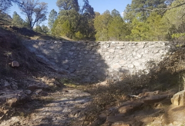 Las trincheras se pueden construir con diversos tipos de materiales y a cualquier altura, pues cualquier tamaño es funcional. Foto: Cuenca Los Ojos - MRR Trincheras, trincheras Manejo Regenerativo de Ranchos, Erosión de suelos, Ganadería extensiva erosiona suelos, Ganadera contribuye a evitar erosión de suelos, Degradación de terreno, Encerrar lotes, temporada de lluvias, Descompactación de suelos, coronavirus, coronavirus Colombia, COVID-19, cuarentena, Ganadería, ganadería colombia, noticias ganaderas, noticias ganaderas colombia, CONtexto ganadero