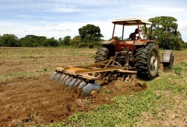 Los productores pueden apelar a estos tipos de labranza para descompactar el suelo y permitir que las raíces penetren la tierra. Foto: agronomundo.com labranza, tipos de labranza, labranza pradera degradada, Praderas, pastos, degradación praderas, labranza ganadería, pastoreo, sistema de pastoreo, planta, labranza convencional, labranza mínima, labranza de conservación, suelo, terreno, compactación suelo, Agua, malezas, forraje, causa degradación praderas, ganaderos, ganaderos colombia, ganado, bovinos, ganado bovino, Ganadería, ganadería colombia, noticias ganaderas, noticias ganaderas colombia, CONtexto ganadero, contextoganadero