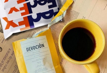 La empresa Café Devoción cumple 15 años en 2021 y, gracias a la ayuda de FedEx, lleva su café de la granja a la mesa de los habitantes de Nueva York. Foto: @devocioncolombia - laprensalatina.com Café, Café 2021, Café Devoción, Fedex, Café Devoción Fedex, Café Colombia 2021, café nacional, envío café, Federación Nacional de Cafeteros, Juan Valdez, café Buendía, Día nacional del café, consumo, PIB, recolectores de café, Producción, cosecha, beneficio, ganaderos, ganaderos colombia, ganado, vacas, vacas Colombia, bovinos, Ganadería, ganadería colombia, noticias ganaderas, noticias ganaderas colombia, CONtexto ganadero, contextoganadero