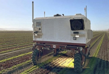 Este es el robot diseñado por la compañía Carbon Robotics, que esperan ofrecer de forma masiva a los productores tras obtener una financiación de 27 millones de dólares. Foto: businessinsider.es Carbon Robotics, láser de precisión, inteligencia artificial, Láser para eliminar malas hierbas, malas hierbas de los cultivos, proyecto Welaser, cultivos de trigo y maíz, alternativa sostenible al uso de pesticidas, ganado bovino, ganadería bovina, carne, leche, ganaderos, ganaderos colombia, ganado, vacas, vacas Colombia, bovinos, Ganadería, ganadería colombia, noticias ganaderas, noticias ganaderas colombia, CONtexto ganadero, contextoganadero