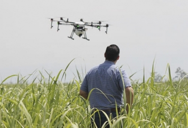 El gobierno viene promoviendo el uso de la tecnología en el campo colombiano y para ello se adelantan unos pilotos que servirán para empezar a definir políticas al respecto. Foto: dialogochino.net Agro 4.0, productividad, competitividad, sector agropecuario, Mintic, tecnología de punta, Centro para la Cuarta Revolución Industrial, recomendaciones, política pública, apropiación tecnológica, adopción, datos, cadenas productivas, café, cacao, aguacate, productores, rentabilidad, herramienta digital, transformación digital, blockchain, internet de las cosas, inteligencia artificial, inmersión, mapeo de oportunidades, ganadería, ganadería Colombia, noticias ganaderas Colombia, contexto ganadero