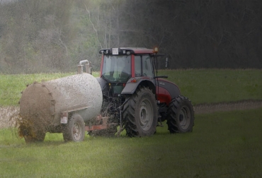 El uso de biofertilizantes que son amigables con el medio ambiente y ayudan a reducir costos, es una de las alternativas que tienen los productores frete al alto costo de los insumos importados. Foto: lavozdegalicia.es precios, fertilizantes, alternativa, productores, Biofertilizantes, nitrogenados, Explotación petrolera, fosfóricos, reservas internacionales, fósforo, tasa de cambio, fletes, biología, suelo, producción sostenible, Medio Ambiente, crecimiento vegetal, microorganismos, nutrientes, gases de efecto invernadero, semillas, pastos, raigrás, Agrosavia, forraje, Ganadería, ganadería colombia, noticias ganaderas colombia, CONtexto ganadero