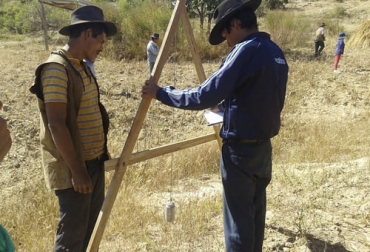 La herramienta Nivel A permite hacer curvas a nivel en suelos inclinados o de ladera para la siembra o el manejo de agua. Foto: cdsuelos.wixsite.com Nivel A, nivel A agricultura, que es el nivel a, importancia del nivel a, que son curvas a nivel en agricultura, nivel en a pdf, para que sirve el aparato a, aparato a para curvas de nivel, siembras en curvas de nivel pdf, construccion del nivel a, ganado bovino, ganadería bovina, carne, leche, ganaderos, ganaderos colombia, ganado, vacas, vacas Colombia, bovinos, Ganadería, ganadería colombia, noticias ganaderas, noticias ganaderas colombia, CONtexto ganadero, contextoganadero
