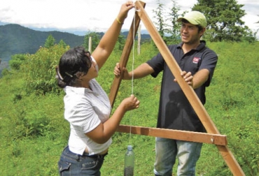 En esta segunda parte sobre la herramienta Nivel A, usted aprenderá a utilizarla para marcar las curvas a nivel en una pendiente. Foto: fhia.org.hn Nivel A, nivel A agricultura, que es el nivel a, importancia del nivel a, que son curvas a nivel en agricultura, nivel en a pdf, para que sirve el aparato a, aparato a para curvas de nivel, siembras en curvas de nivel pdf, construccion del nivel a, ganado bovino, ganadería bovina, carne, leche, ganaderos, ganaderos colombia, ganado, vacas, vacas Colombia, bovinos, Ganadería, ganadería colombia, noticias ganaderas, noticias ganaderas colombia, CONtexto ganadero, contextoganadero