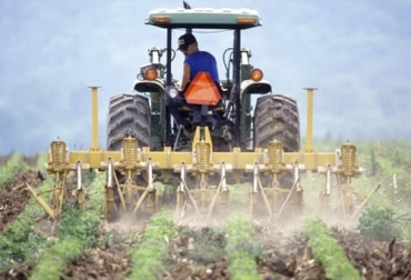 A diferencia de la labranza convencional, con aquella se afloja solo la capa arable, se mantiene la cobertura sobre la superficie del suelo y se provoca menor pulverización. Foto: sites.google.com/site/agriculturadeconservacionacep