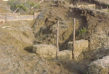 Las estructuras temporales como muros hechos con fardos pueden contribuir en el control de las cárcavas cuando el suelo se ha vuelto muy inestable. Foto: web.inia.cl estructuras control carcavas