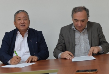 Henry Vanegas (Fenalce) y Humberto Oliveira (IICA). Foto: Fenalce Henry Vanegas, de Fenalce, y Humberto Oliveira, del IICA, firman carta de entendimiento para adopción de tecnologías en la fase de pos cosecha de maíz. Foto: Fenalce