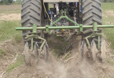El multiarado son varios implementos agrícolas que realiza el corte de forma vertical-horizontal, sin invertir la capa superficial que es la más fértil. Foto: multiarado.wordpress.com multiarado ventajas desventajas