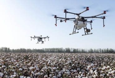 Los drones son hasta 50 veces más rápidos en la aplicación de productos químicos para proteger cultivos que los pulverizadores de espalda o mochila. Foto: Cortesía drones aportan seguridad y tecnología en la agricultura