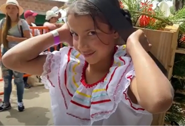 El desfile de silleteritos, el cual contó con la participación de 600 niños, es uno de los eventos más importantes que se realizan como preámbulo de la Feria de las Flores.. Foto: Asocolflores Desfile de Silleteritos en el corregimiento de Santa Elena