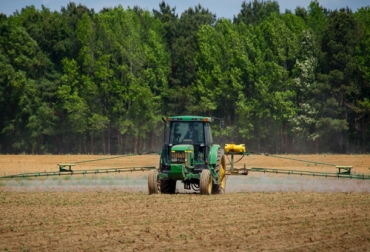 Aquí le contamos cuáles son los métodos de aplicar fertilizantes para obtener el máximo beneficio, haciéndolo en el momento y con la técnica correcta. Foto: agroptima.com metodos de aplicacion de fertilizantes