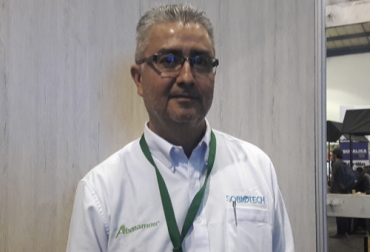 Según el director de investigación y desarrollo de la firma Abonamos, Octavio González Murillo, se debe lograr un balance entre productos químicos y orgánicos para que el suelo responda de mejor manera a la producción forrajera. Foto: Contextoganadero Octavio González Murillo, director de investigación y desarrollo de la firma Abonamos,